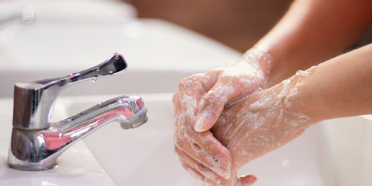 Κορωνοϊός: Τι είναι πιο αποτελεσματικό -Το πλύσιμο με σαπούνι ή το αντισηπτικό τζελ